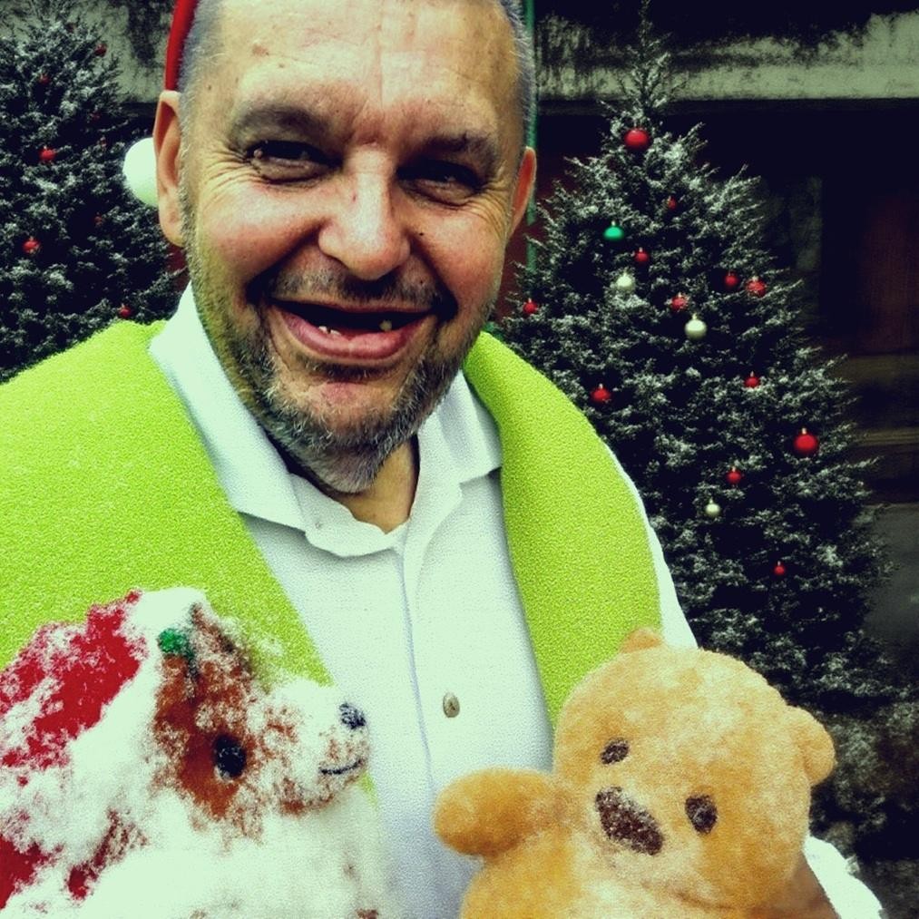 Widok na dom przy ulicy Szkolnej 17 w Białymstoku, ikoniczne miejsce związane z Krzysztofem Kononowiczem i Uniwersum Szkolna 17.