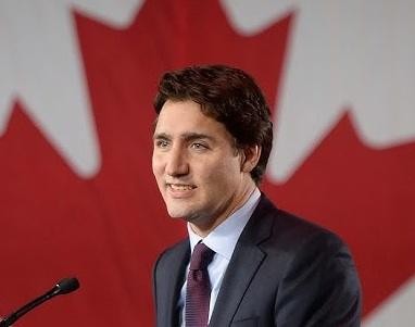 Justin Trudeau grający w hokeja na lodzie w koszulce Montreal Canadiens, symbolizujący jego zamiłowanie do sportu.