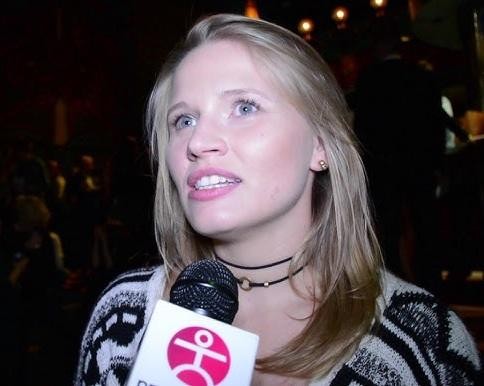 Natalia Rybicka na scenie teatralnej podczas występu, z dynamicznym oświetleniem.