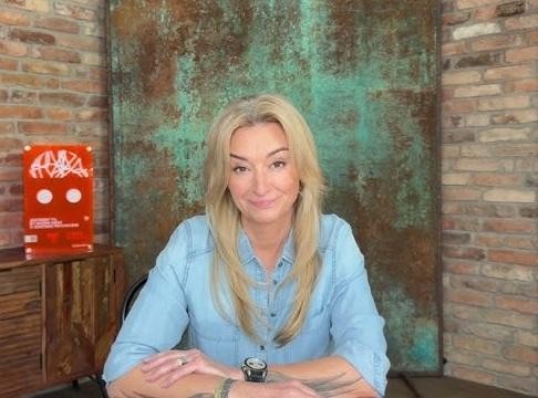 Martyna Wojciechowska podczas jednej ze swoich podróży, symbolizująca jej pasję do odkrywania świata i zaangażowanie w działalność społeczną.