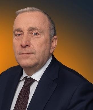Grzegorz Schetyna przemawiający na wiecu politycznym lub konferencji prasowej.