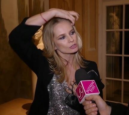 Magdalena Cielecka na scenie teatralnej, ukazująca ekspresję i dynamikę aktorskiej kreacji.