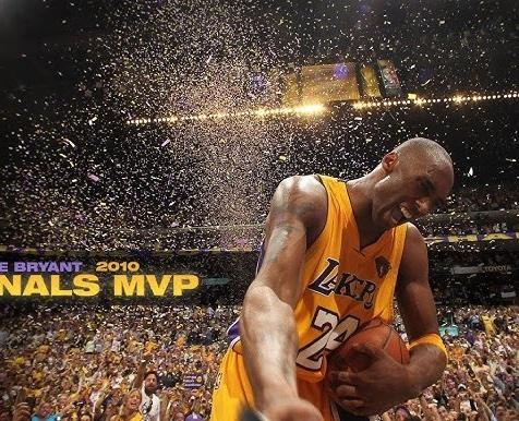 Kobe Bryant po zakończeniu kariery koszykarskiej, oddający się pasjom pisania i produkcji filmowej, zamyślony i inspirujący.