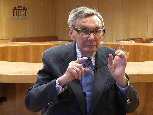 Marian Turski przemawiający podczas uroczystości upamiętniającej Holokaust, z pasją i zaangażowaniem.