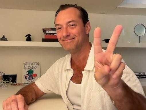 Jude Law w otoczeniu swoich dzieci, ukazujący prywatny moment rodzinny pełen ciepła i naturalności.