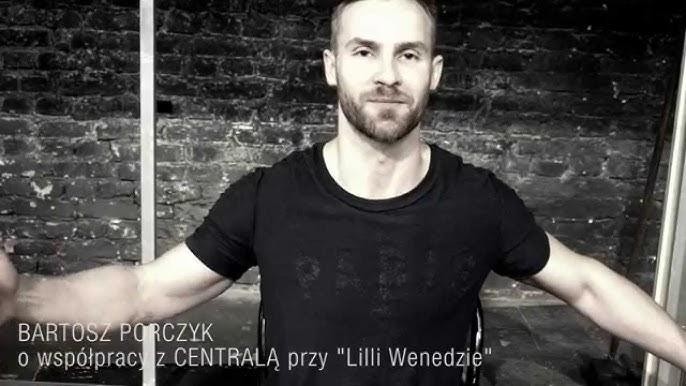 Bartosz Porczyk w teatralnym otoczeniu, z intensywnym wyrazem skupienia, oddający pasję do aktorstwa.