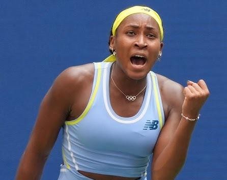 Portret Coco Gauff z rodzicami, Coreyem i Candi Gauff, ukazujący silne więzi rodzinne.