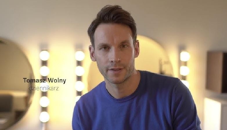 Tomasz Wolny z żoną Agatą Tomaszewską i trojgiem dzieci, uśmiechnięci, w ciepłej, rodzinnej atmosferze.