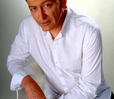 Jacek Borkowski w domowym zaciszu, w codziennej sytuacji, podkreślającej jego zaangażowanie w życie rodzinne i domowe.