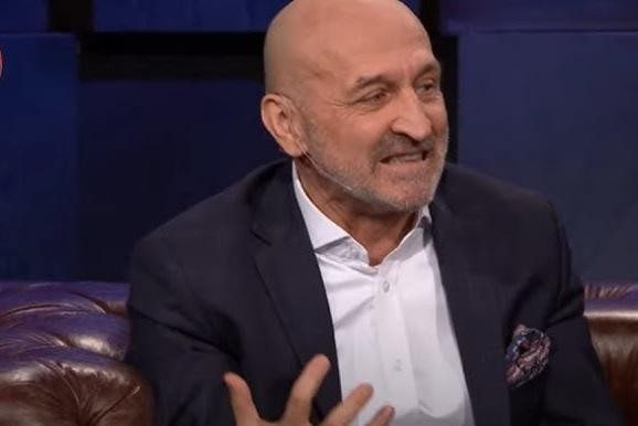Symboliczne przedstawienie kariery politycznej Kazimierza Marcinkiewicza, z elementami flagi Polski i symboli UE, podkreślające jego rolę w negocjacjach.