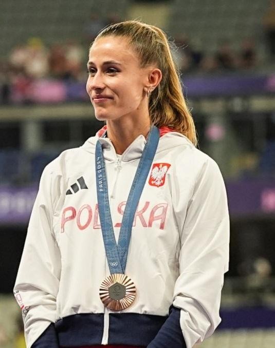 Natalia Bukowiecka, polska lekkoatletka, z intensywnym wyrazem twarzy i skupieniem podczas biegu na 400 metrów.