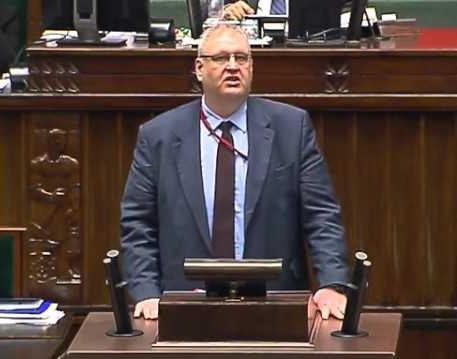Symboliczne przedstawienie polskiego systemu prawnego i politycznego, z elementami sugerującymi wpływ i sprawiedliwość.