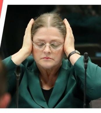 Krystyna Pawłowicz podczas publicznego wystąpienia lub debaty, z wyrazem determinacji.