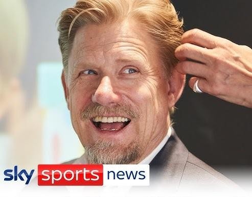 Peter Schmeichel jako komentator sportowy, uśmiechnięty i przystępny.