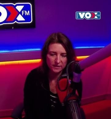 Renata Dąbkowska podczas dynamicznego występu na scenie, oddająca energię i charyzmę artystki.