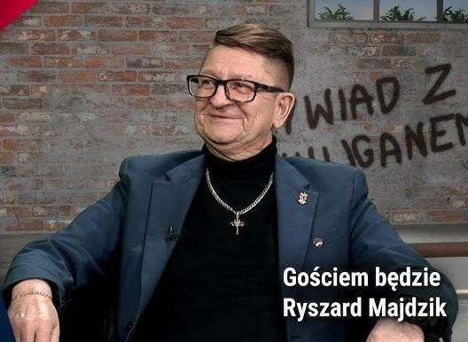 Scena z czasów PRL, przedstawiająca działalność opozycyjną, np. kolportaż ulotek lub tajne spotkanie, w stylistyce historycznej fotografii.
