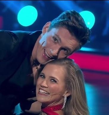 Agnieszka Kaczorowska w tanecznej pozie na scenie, prezentująca swoje umiejętności i pasję do tańca.