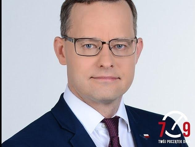 Symboliczne przedstawienie walki politycznej i prawnej, z elementami sali sądowej lub dokumentów prawnych.