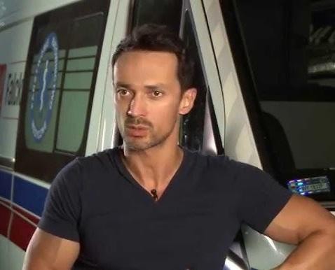 Rafał Cieszyński w dynamicznej pozie, prezentujący swoją sprawność fizyczną i sylwetkę, jako instruktor kulturystyki.