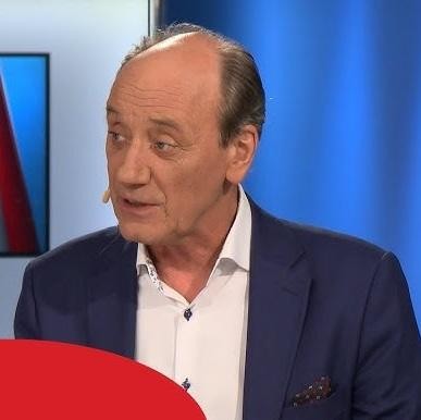 Młody Dariusz Szpakowski w studiu radiowym, skupiony na komentowaniu, z widocznym sprzętem z początków kariery.