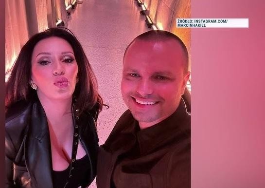 Marcin Hakiel bawi się z dziećmi w parku na warszawskiej Sadybie.
