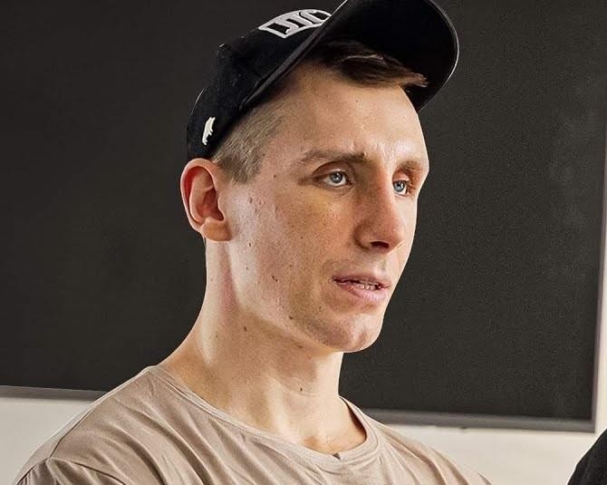 Owca WK (Michał Owczarzak) podczas interakcji z fanami, uśmiechnięty i charyzmatyczny, w otoczeniu publiczności, podkreślający jego rolę mentora i motywatora.