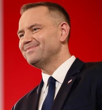 Karol Nawrocki podczas uroczystości upamiętniającej bohaterów, symbolizującej jego zaangażowanie w pielęgnowanie pamięci historycznej.