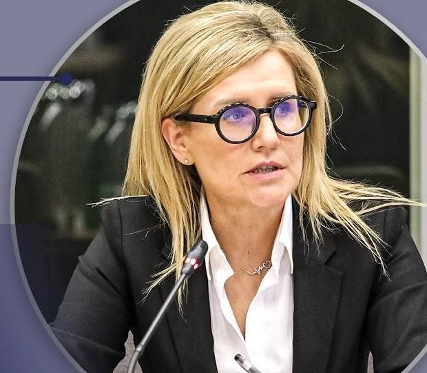 Ewa Wrzosek, polska prokurator, w dynamicznym ujęciu, wyrażająca determinację i zaangażowanie w swojej pracy.