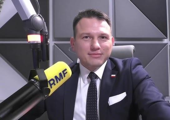 Sławomir Mentzen przemawiający do tłumu na wiecu politycznym, z widocznym zaangażowaniem i charyzmą.