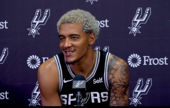 Jeremy Sochan w akcji na boisku NBA, prezentujący swój unikalny styl gry i charakterystyczną fryzurę.