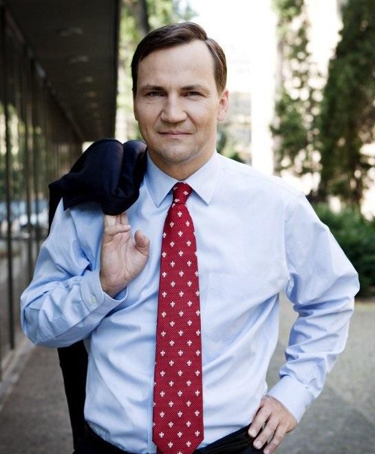 Dwór Chobielin, odrestaurowana zabytkowa rezydencja Radosława Sikorskiego, otoczona spokojnym krajobrazem.