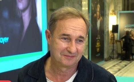 Rodzinne zdjęcie Marka Kality z żoną Aleksandrą Popławską i córkami Natalią i Antoniną, w swobodnej, ciepłej atmosferze, prawdopodobnie w ich domu w Puszczy Kampinoskiej.