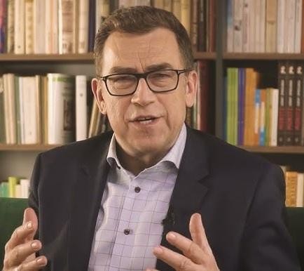 Maciej Orłoś prowadzący program telewizyjny