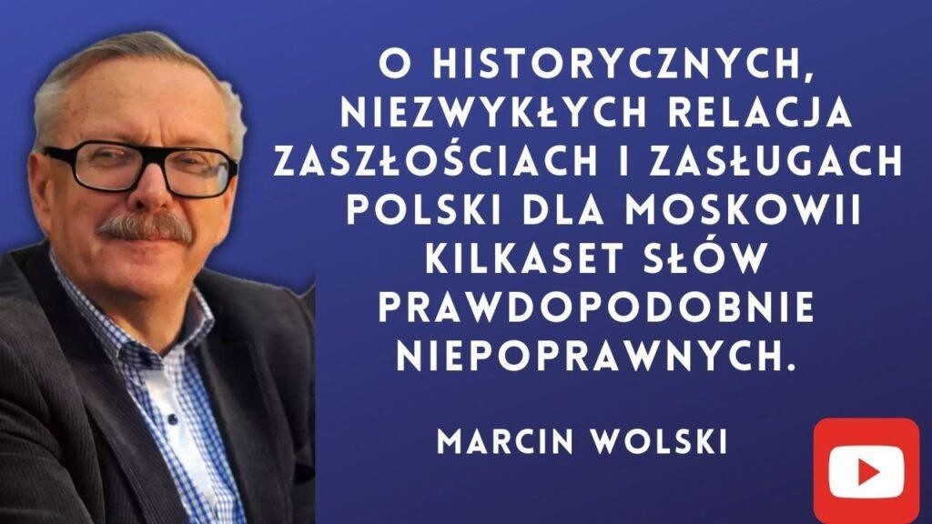 Marcin Wolski w dynamicznym ujęciu, łączącym elementy pracy radiowej, pisarskiej i podróżniczej, symbolizującym jego wszechstronną karierę.