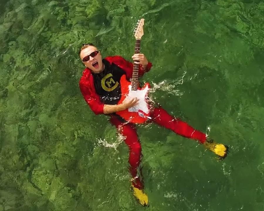 Czadoman (Paweł Dudek) podczas spotkania z fanami, uśmiechnięty artysta w interakcji z publicznością na koncercie lub evencie.