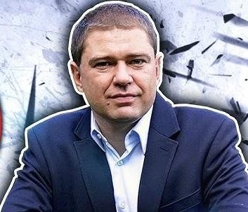 Piotr Szumlewicz podczas wystąpienia publicznego, gestykulujący z zaangażowaniem.