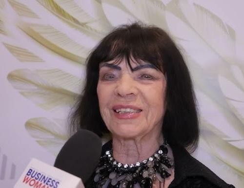 Sława Przybylska podczas występu na scenie, śpiewająca z mikrofonem w dłoni, w nostalgicznej czarno-białej fotografii.