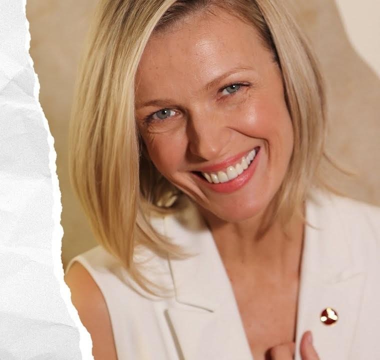 Magda Mołek z synami Henrykiem i Stefanem w domowym zaciszu, ukazująca jej rolę kochającej matki.