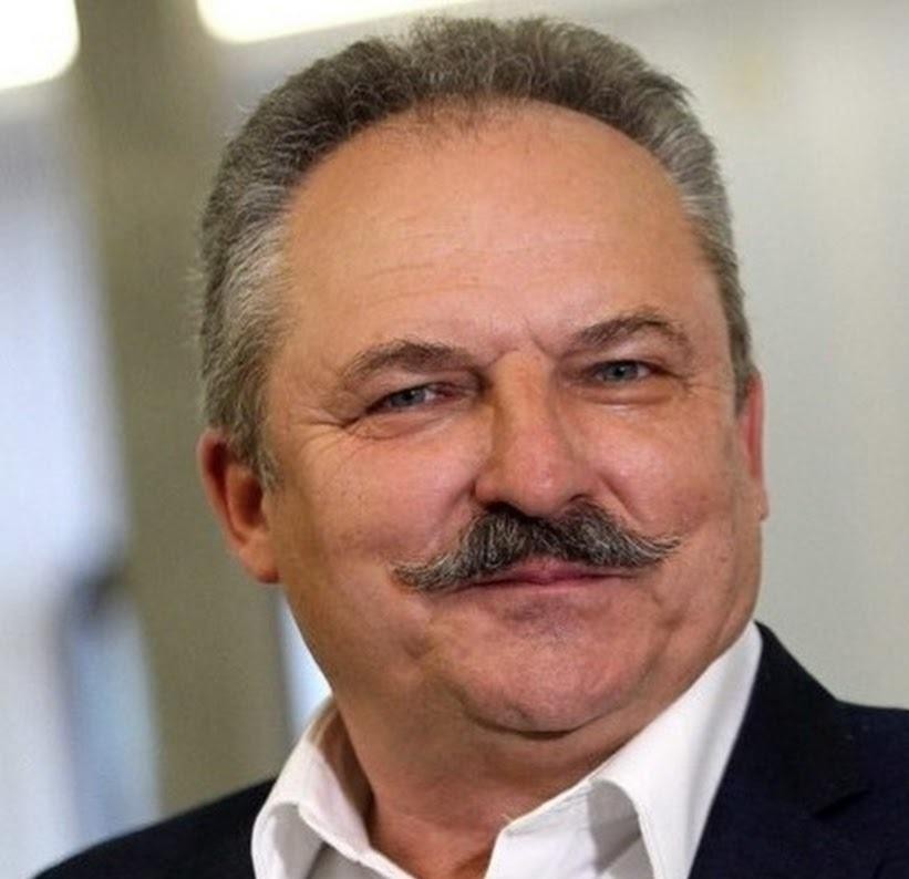 Marek Jakubiak w otoczeniu rodziny, prezentujący aspekt swojego życia prywatnego.