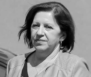 Biurko urzędniczki z lat 80. XX wieku w polskim urzędzie, symbolizujące początek kariery Barbary Skrzypek.