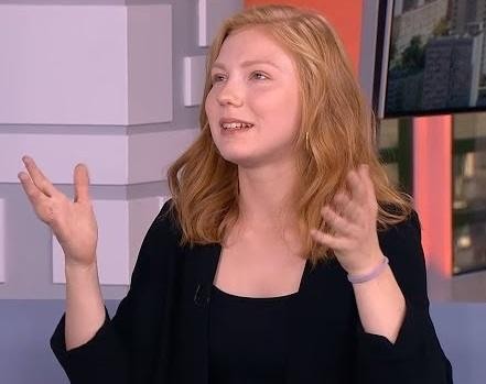 Edyta Torhan na scenie teatralnej, w dynamicznej pozie, z dramatycznym oświetleniem podkreślającym jej ekspresję.