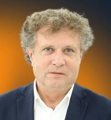 Jacek Karnowski uprawiający sport wodny, np. żeglarstwo lub windsurfing, z sopockim molo lub linią brzegową w tle, symbolizujący jego pasję do sportów wodnych i związki z Sopotem.