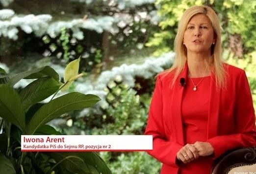 Iwona Arent podczas debaty w Sejmie, aktywnie gestykulująca.