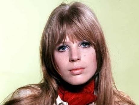 Czarno-białe zdjęcie Marianne Faithfull z końca lat 70., ukazujące jej surowość i odporność w okresie albumu