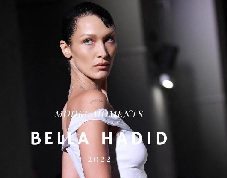 Bella Hadid na wybiegu podczas pokazu mody, prezentująca awangardową stylizację.