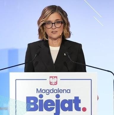 Magdalena Biejat aktywnie uczestnicząca w wydarzeniu politycznym, np. podczas przemówienia lub spotkania, podkreślające jej zaangażowanie społeczne.