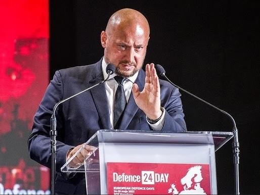Jacek Zdzisław Siewiera w mundurze wojskowym, symbolizujący jego rolę lekarza i oficera.